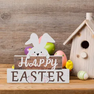 Détail de bloc de lapin de Pâques en bois, décoration de table rustique pour la maison.
