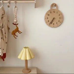 Holz Wanduhr für Kinderzimmer, minimalistische runde leise Uhr mit Zahlen und Skala.
