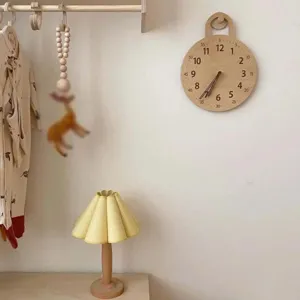 Holzwanduhr Detailansicht mit minimalistischem runden Zifferblatt und Zahlen für Kinderzimmer.