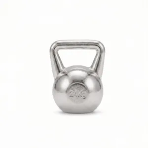 Vue detaillee d'une kettlebell en metal argente avec marquage 24kg pour entrainement.