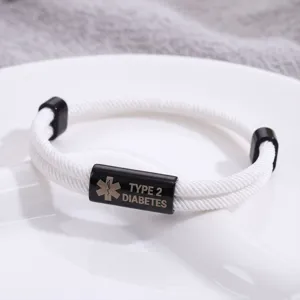 Primo piano dettagliato del bracciale in corda intrecciata bianca con barra in acciaio inox medico nero.