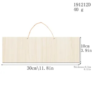 Détail de la plaque suspendue en bois avec dimensions 30x10 cm et épaisseur 0,3 cm.