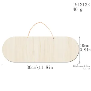 Vue détaillée d'une plaque suspendue en bois vierge avec corde de jute, dimensions 30x10 cm.