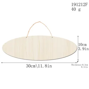 Détail de plaque en bois ovale à suspendre, 30x10cm, avec texture naturelle et corde.