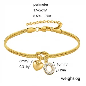 Dettaglio bracciale catena serpente oro, ciondolo cuore e charm lettera strass, regolabile.