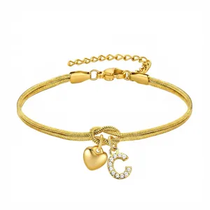 Vista dettagliata del bracciale serpente dorato con nodo a cuore e ciondolo con strass.