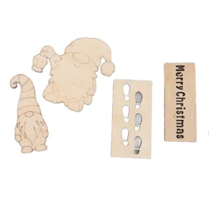 Dettagli di impronte di gnomo di Natale in legno e cartello per decorazione fai da te.