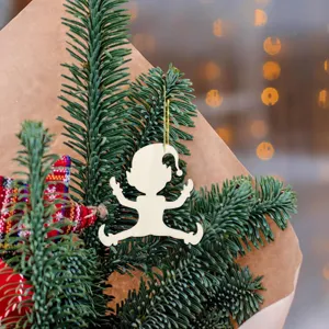 Dettaglio ornamento di elfo di Natale in legno, appeso a ramo di pino con sfondo bokeh festivo.