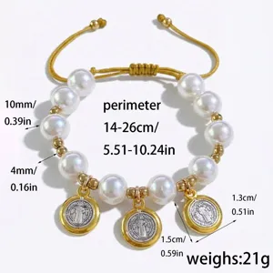 Gros plan du bracelet de perles avec pendentif Saint-Benoît et dimensions détaillées.