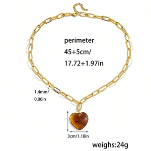 Goldene Büroklammer Kette mit Harz Herz Anhänger, stilvolle Damen Schmuck Detail Ansicht.