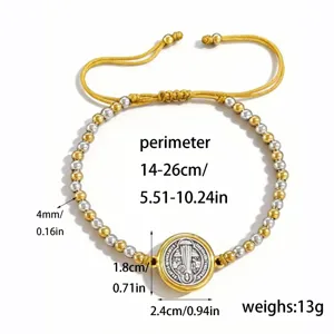 Bracelet réglable à perles pendentif Saint Benoît pour femme, détails dorés et argentés.