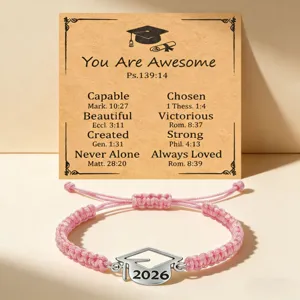 Roze geweven afstudeerarmband met 2026 bedel en inspirerende kaart voor studenten.