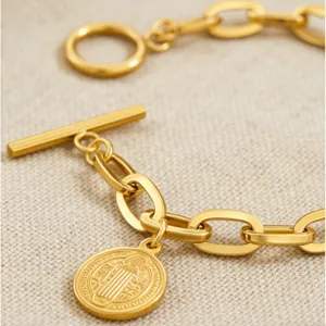 Bracelet en acier inoxydable doré fermoir OT avec pendentif médaille Saint-Benoît vintage.