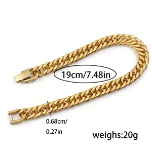 Nahaufnahme Detailansicht des goldenen Edelstahl Kubaketten Armbands, Länge 19 cm, Gewicht 20 g