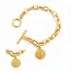 Gros plan détaillé du bracelet de chaîne en acier inoxydable avec médaille de Saint-Benoît.
