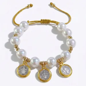 Vue de détail en gros plan d'un bracelet réglable chic en perles et perles dorées avec pendentifs.