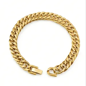 Nahaufnahme Detail eines goldenen Edelstahl Kubanische Gliederkette Armbands mit Verschluss.
