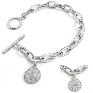 Bracelet chaîne en acier inoxydable médaille ronde Saint-Benoît fermoir OT détail