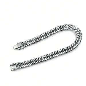 Detaillierte Nahaufnahme des Edelstahl Kubanischen Kettendarmbandes mit Schließe.