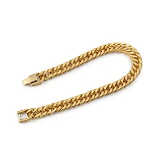 Nahaufnahme des goldenen Edelstahl Cuban Kettenarmbands, feine polierte Metallstruktur Details.