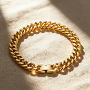Nahaufnahme der goldenen Kubanerkette Armband Details mit polierter Metallglieder Textur.