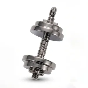 Gros plan du pendentif haltère en métal montrant la surface polie et le design texturé.