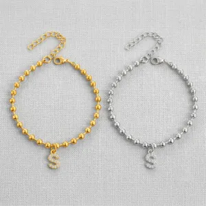 Vista dettagliata di bracciali di perline in acciaio inossidabile con ciondoli lettera S.