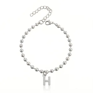 Bracciale di perle in acciaio inossidabile con ciondolo lettera H in strass e catena di estensione.
