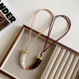 Long Collier Pendentif Dent de Loup Boho Cordon en Suede Reglable Tendance Femme Chic