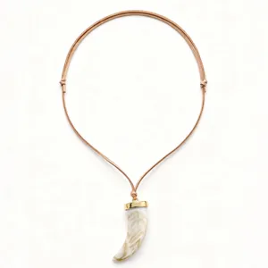 Pendentif dent de loup cordon cuir réglable collier bijou vue détail accessoire
