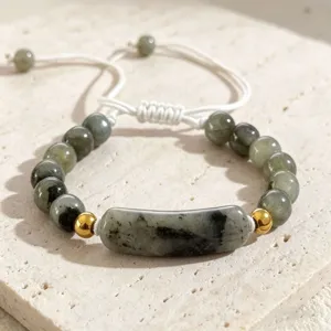 Detailansicht des Natursteinperlen-Armbands mit mittlerem Brückenanhänger und verstellbarer Kordel.