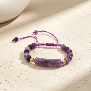 Nahaufnahme des natürlichen Amethyst-Perlenarmbands mit langem Brückenanhänger und Kordel.
