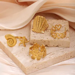Verstellbare Gold Ringe aus Edelstahl mit Muschel Seestern Blumen und Herz Anhängern.