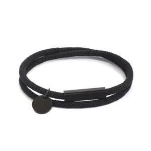Bracciale in corda milanese nera intrecciata con dettagli di ciondoli rettangolari e rotondi.