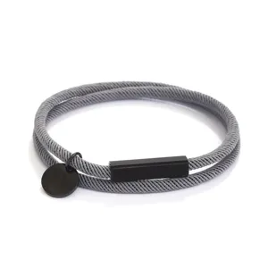 Bracciale a doppio strato in corda di Milano grigia intrecciata con chiusura magnetica nera.