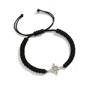 Handgemaakt zwart geweven touw armband met zilveren roestvrijstalen heksenknoop hanger.