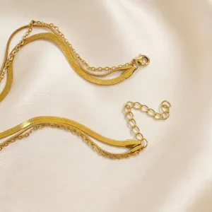 Détail de collier serpent multicouche doré, éclat métallique élégant, bijou chic.