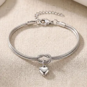 Gedetailleerd overzicht van de roestvrijstalen slangenketting armband met hartje.