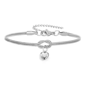 Roestvrijstalen zilveren slangketting armband met hartvormige hanger en knoop detail close-up