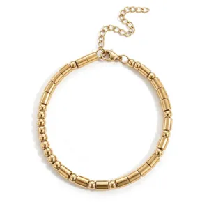 Elegantes Gold Edelstahl Röhrchen und Perlen Armband mit verstellbarer Verlängerungskette.