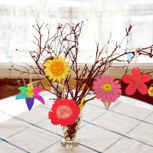 Nahaufnahme von bunten Holzblumen als Hängeanhänger, ideal für DIY-Kunst- und Handwerksdeko.