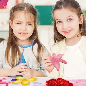 Detailaufnahme von DIY unfertigen Holzblumen Bastelset für Kinder Malerei Kunst.