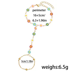 Pulsera de margaritas coloridas con flores de esmalte, tamaño ajustable y diseño ligero.