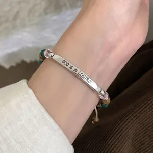 Bracelet gravé en barre géométrique en acier inoxydable avec perles de pierre et cordon.