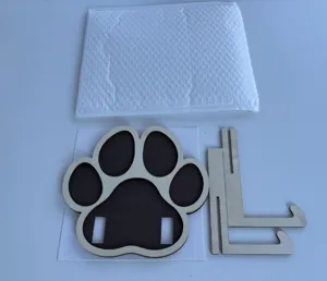 Photo de détail d'une plaque patte commémorative en bois et support pour déco de bureau.
