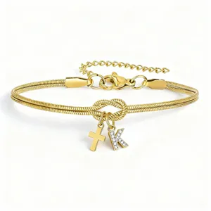 Bracciale catena serpente oro con nodo d'amore, ciondoli croce e lettera K con strass.