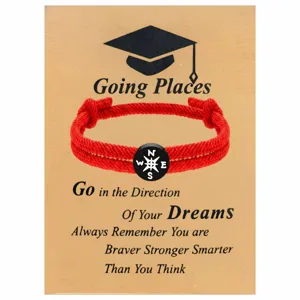 Rotes geflochtenes Armband mit Kompass Anhänger auf Motivationskarte Abschluss Geschenk für Studenten.