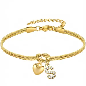 Bracciale a catena serpente dorato con ciondoli a cuore e lettera S brillante per donne.