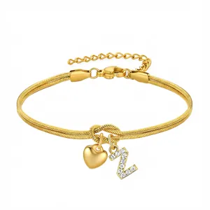 Vista dettagliata del bracciale catena serpente dorata con cuore e ciondolo Z luminoso.