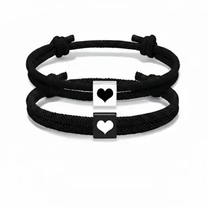 Conjunto de pulseras de pareja trenzadas negras minimalistas con dijes cuadrados de corazones.